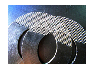 Graphite gasket reinforced with metal mesh